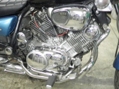 Хромированные поверхности двухцилиндрового мотора мотоцикла Yamaha Virago XV 1100