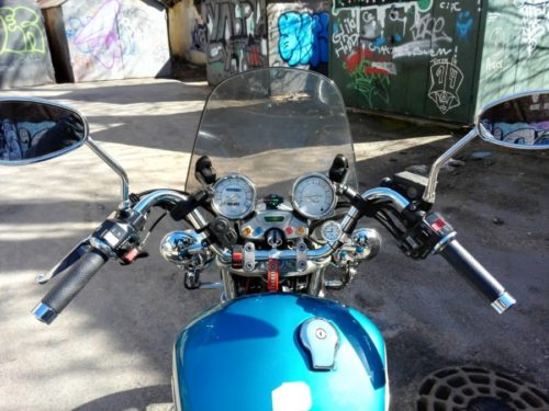 Ветровой щиток на мотоцикле Yamaha Virago XV 1100 синего цвета