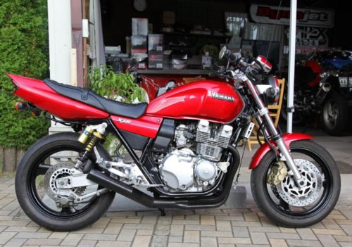 Красный бензобак на мотоцикле Yamaha XJR400 японского производства