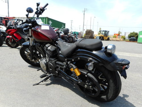 Фонарь с белым стеклом на заднем крыле мотоцикла Yamaha XV950 BOLT