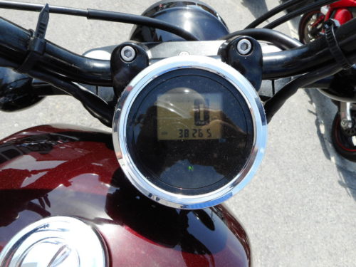 Круглый спидометр с цифровым дисплеем на круизере Yamaha XV950 BOLT