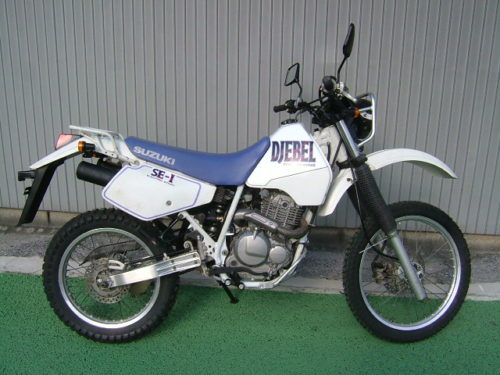 Внешний вид мотоцикла Suzuki Djebel 250 первого поколения