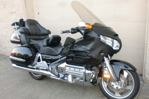 Туристический мотоцикл Honda Gold Wing GL 1800 черного цвета 2001 года производства