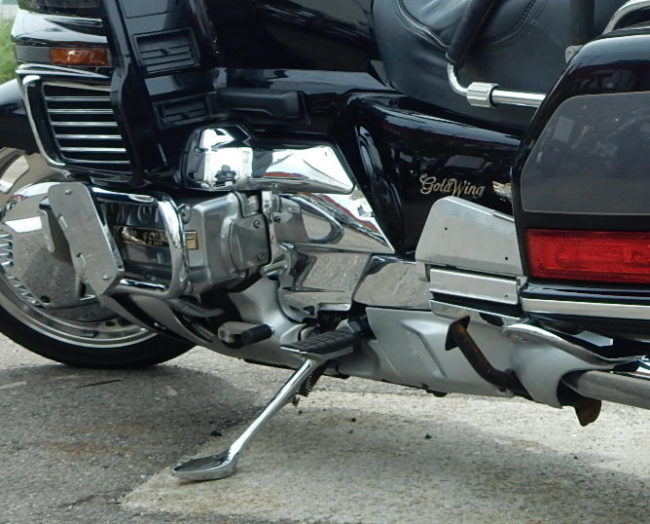 Боковая подножка мотоцикла Honda GOLD WING GL1500 черного цвета