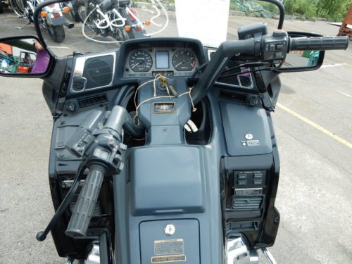 Панель приборов и рулевое управление на туристе Honda GOLD WING GL1500