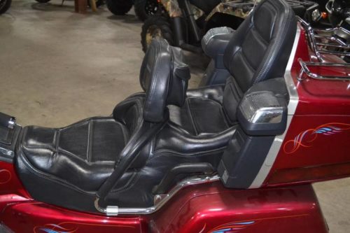 Шикарные сидения со спинками на мотоцикле Honda GOLD WING GL1500