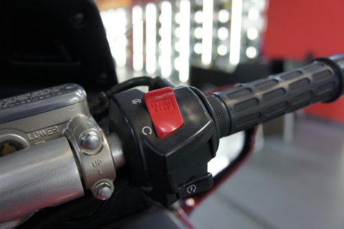 Красная кнопка на правой рукоятке мотоцикла Honda ST 1300