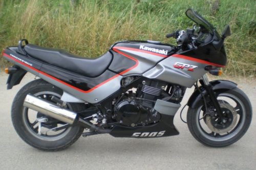 Серебристо-черная окраска мотоцикла Kawasaki GPZ 500