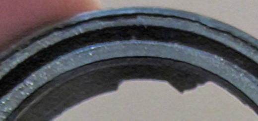 Порепанный сальник снятый с пера вилки на Lifan LF200-5gy