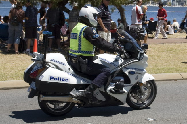 Полицейский на белом мотоцикле Honda ST1300 Pan European Police