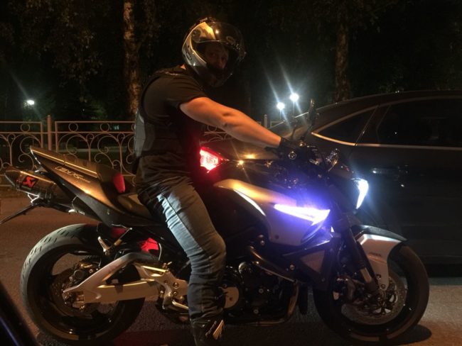 Габаритные огни на топливном баке мотоцикла Suzuki B-King в ночное время