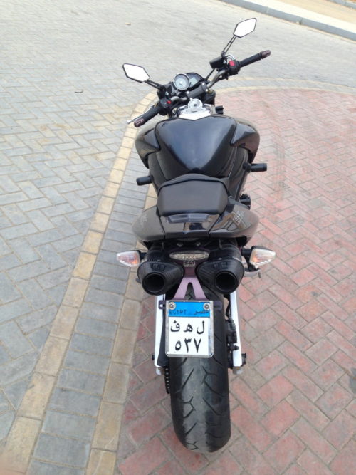 Задняя оптика на черном мотоцикле Suzuki B-King