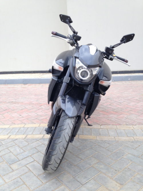 Небольшой ветровой щиток над фарой мотоцикла Suzuki B-King