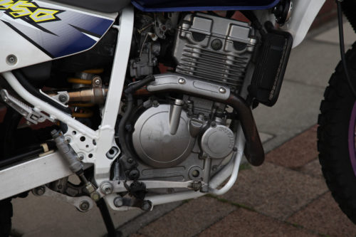 Одноцилиндровый двигатель на стальной раме мотоцикла Suzuki Djebel 250