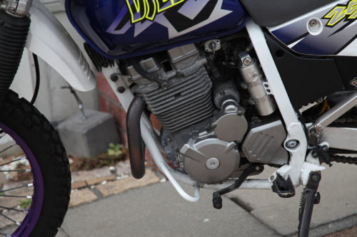 Мотор на мотоцикле Suzuki Djebel 250 с воздушно-масляным охлаждением