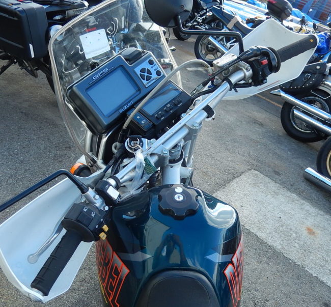 Навигатор на панели приборов мотоцикла Suzuki Djebel 250 версии GPSver