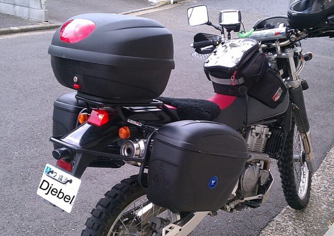 Пластиковые кофры на мотоцикле Suzuki Djebel 250 для дальней поездки