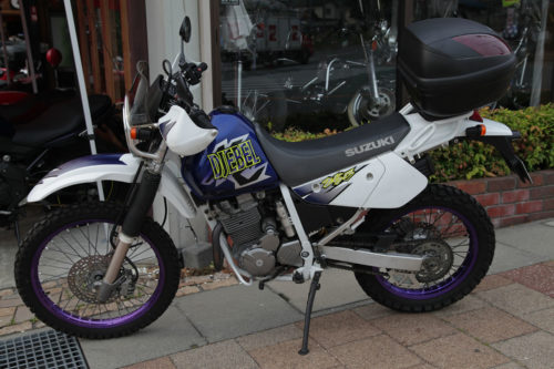 Вид сбоку мотоцикла Suzuki Djebel 250 с кофром