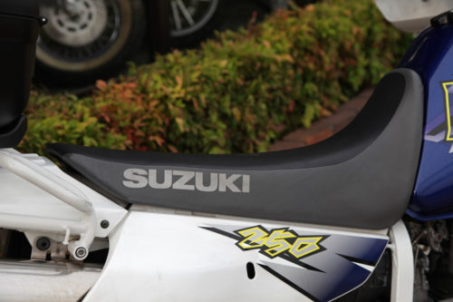 Черная обивка сидения японского байка Suzuki Djebel 250