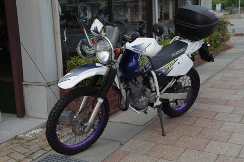 Круглая фара в передней части мотоцикла Suzuki Djebel 250