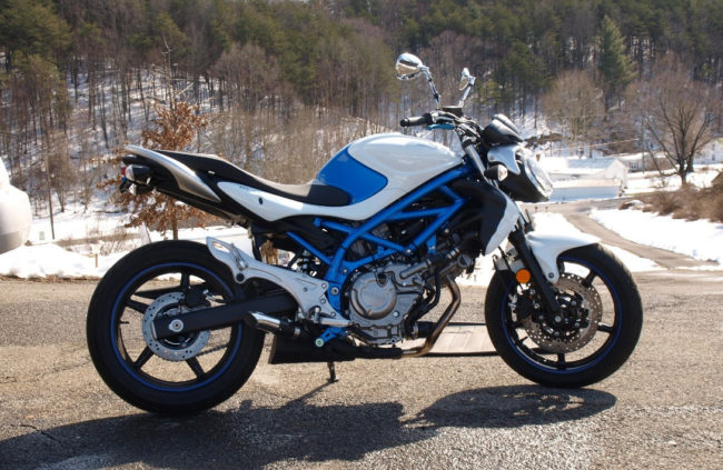 Синя пространственная рама на мотоцикле Suzuki Gladius 650 японского происхождения