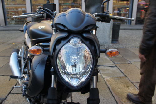Передняя фара на вилке мотоцикла Suzuki Gladius 650
