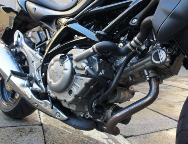 Двухцилиндровый мотор на раме японского мотоцикла Suzuki Gladius 650