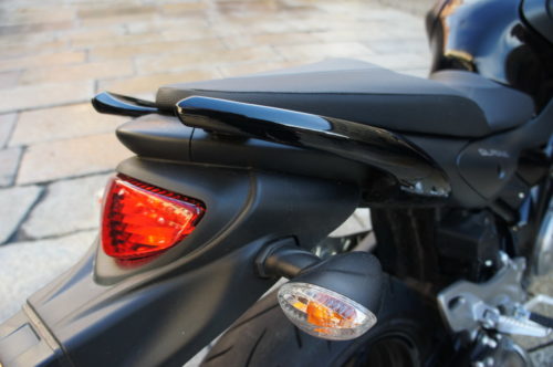 прозрачное стекло на заднем поворотнике мотоцикла Suzuki Gladius 650