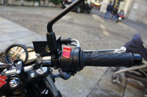 Красная кнопка на рукоятке мотоцикла Suzuki Gladius 650