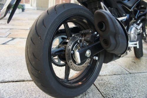 Тормоза дискового типа на заднем колесе мотоцикла Suzuki Gladius 650