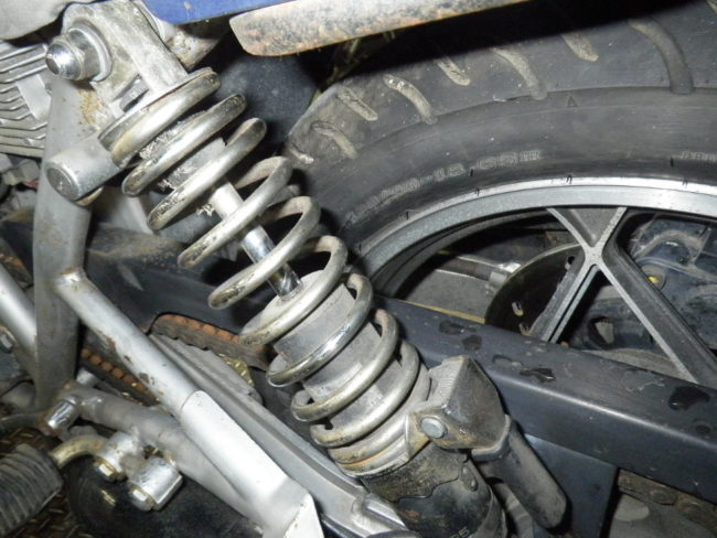 Задний амортизатор на мотоцикле Suzuki GSX 750 F спортивно-туристического класса