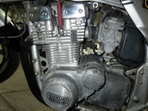 Карбюратор на двигателе японского байка Suzuki GSX 750 F