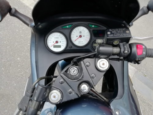 Стрелочные индикаторы на панели приборов мотоцикла Suzuki GSX 750 F