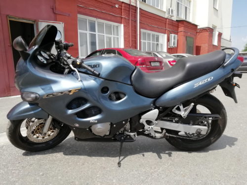Вид слева мотоцикла спорт-класса модели Suzuki GSX 750 F