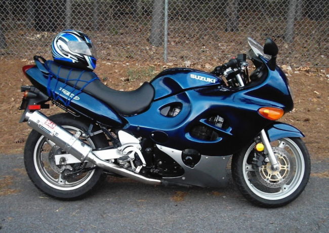 Шлем на заднем сидение японского мотоцикла Suzuki GSX 750 F