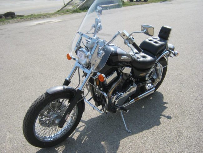 Ветровое стекло на мотоцикле Suzuki Intruder VS 1400 черного цвета