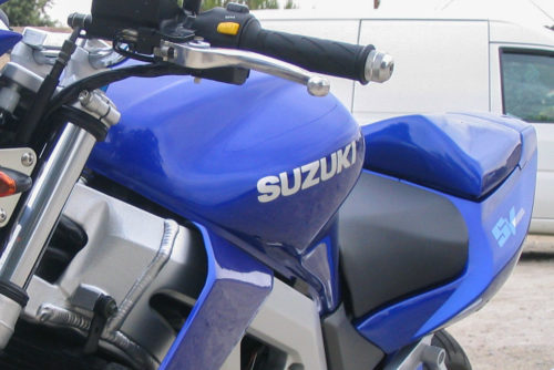 Синий бензобак на мотоцикле Suzuki SV 1000