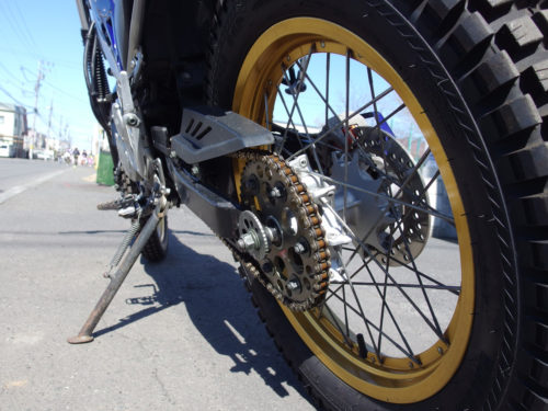 Классический цепной привод на заднем колесе байка Yamaha Tricker XG 250