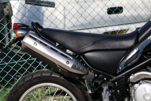 Высоко поднятый глушитель в задней части байка Yamaha Tricker XG 250