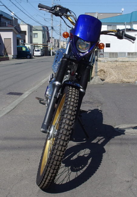Круглая фара в переднем щитке мотоцикла Yamaha Tricker XG 250 японского производства