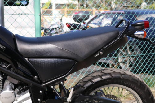 Черное сидение на мотоцикле Yamaha Tricker XG 250 класса эндуро