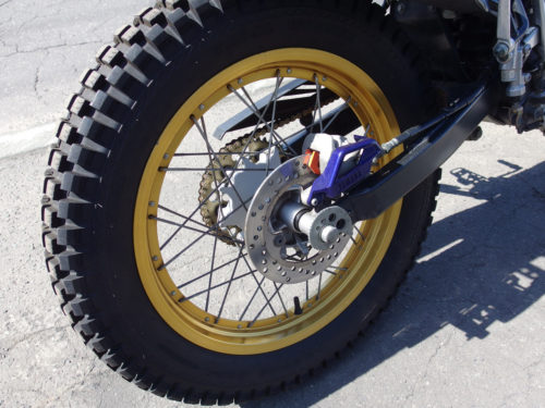 Тормозной диск на заднем колесе мотоцикла Yamaha Tricker XG 250