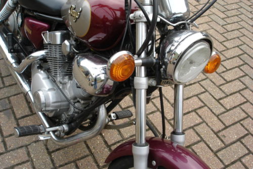 Круглая фара в передней части мотоцикла Yamaha Virago XV 125