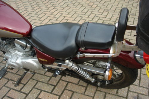 Удобные широкие сидения на мотоцикле Yamaha Virago XV 125