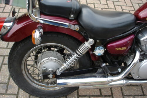 Заднее колесо мотоцикла Yamaha Virago XV 125 с барабанным тормозом