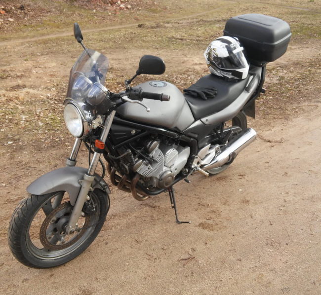 Круглая фара на передней вилке мотоцикла Yamaha XJ600 серии N