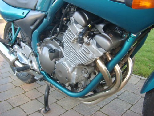 Четырехцилиндровый мотор на стальной рама мотоцикла Yamaha XJ 600 S