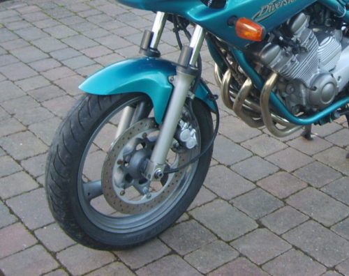 Переднее колесо с дисковым тормозом на мотоцикле Yamaha XJ 600 S