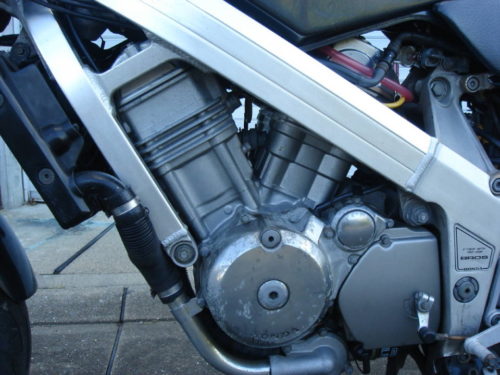 Двухцилиндровый двигатель на алюминиевой раме байка Honda Bros 650