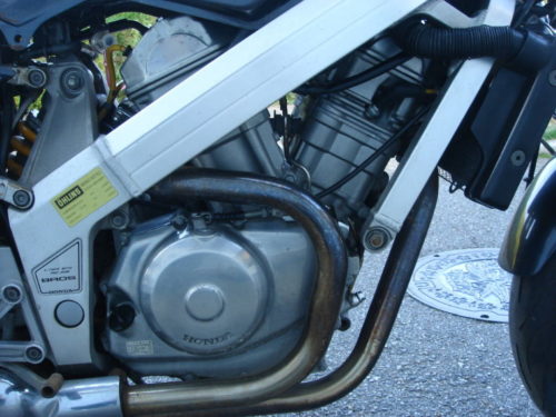 V-образный двигатель универсального мотоцикла Honda Bros 650